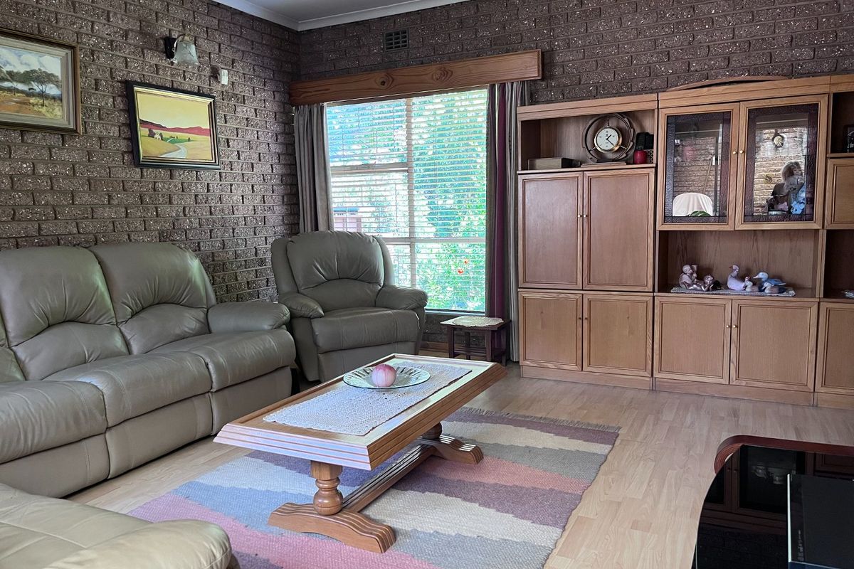4 Bedroom House For Sale in Vanderbijlpark. - Photo 3