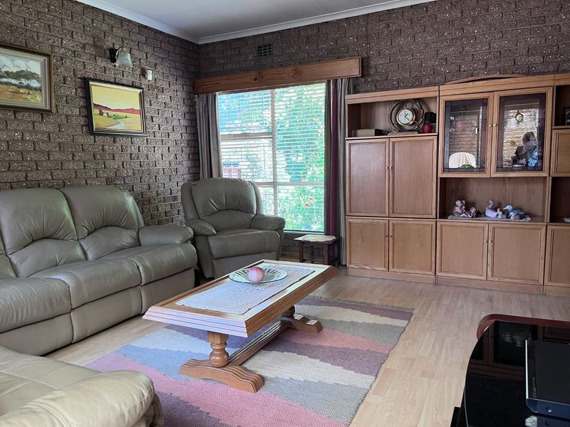 4 Bedroom House For Sale in Vanderbijlpark. - Photo 3