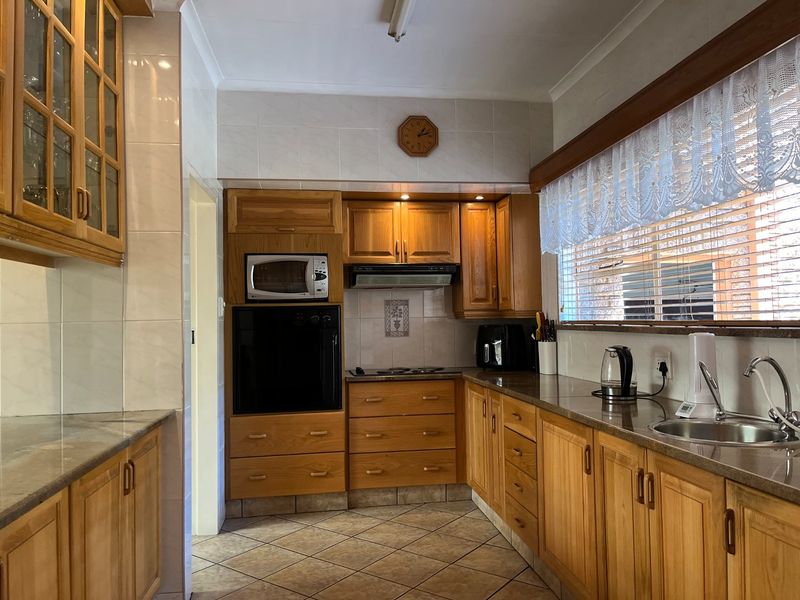 4 Bedroom House For Sale in Vanderbijlpark. - Photo 6