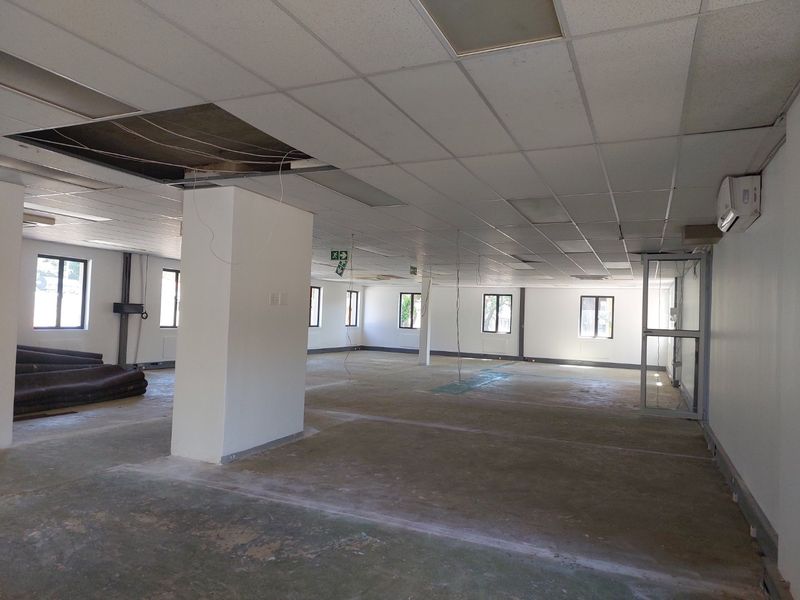 BLACK FRIDAY RENTAL DEAL – Premium Standalone Office in Rivonia CBD! - Photo 10