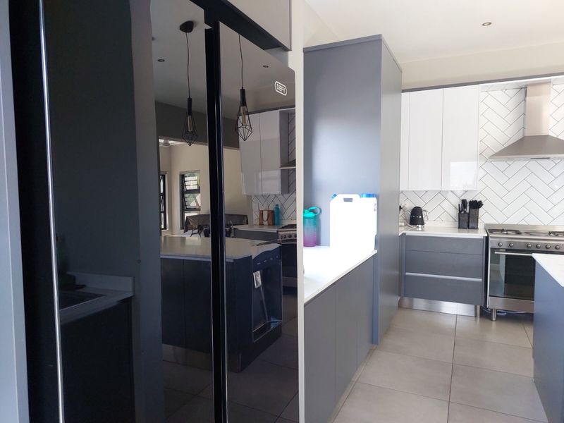 Priced to Sell! Secure Modern 3-Bedroom Family Home in Olivewood Estate - Photo 10