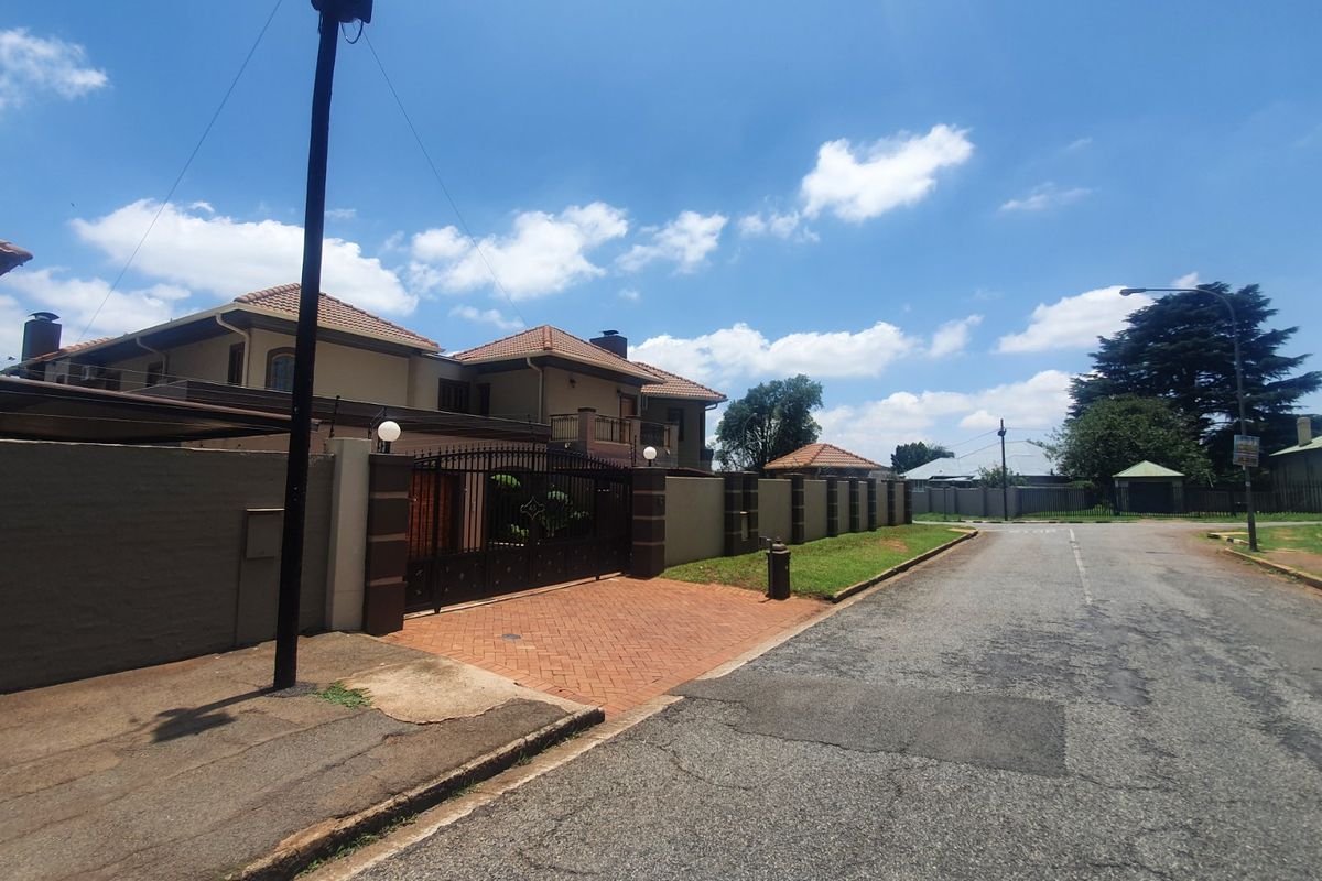 Newly built modern family home in Kensington - Photo 4