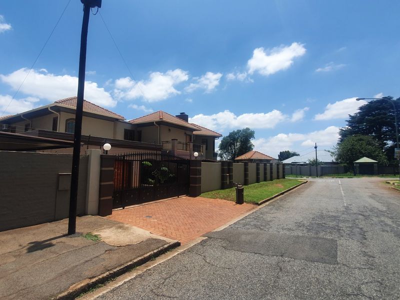 Newly built modern family home in Kensington - Photo 4