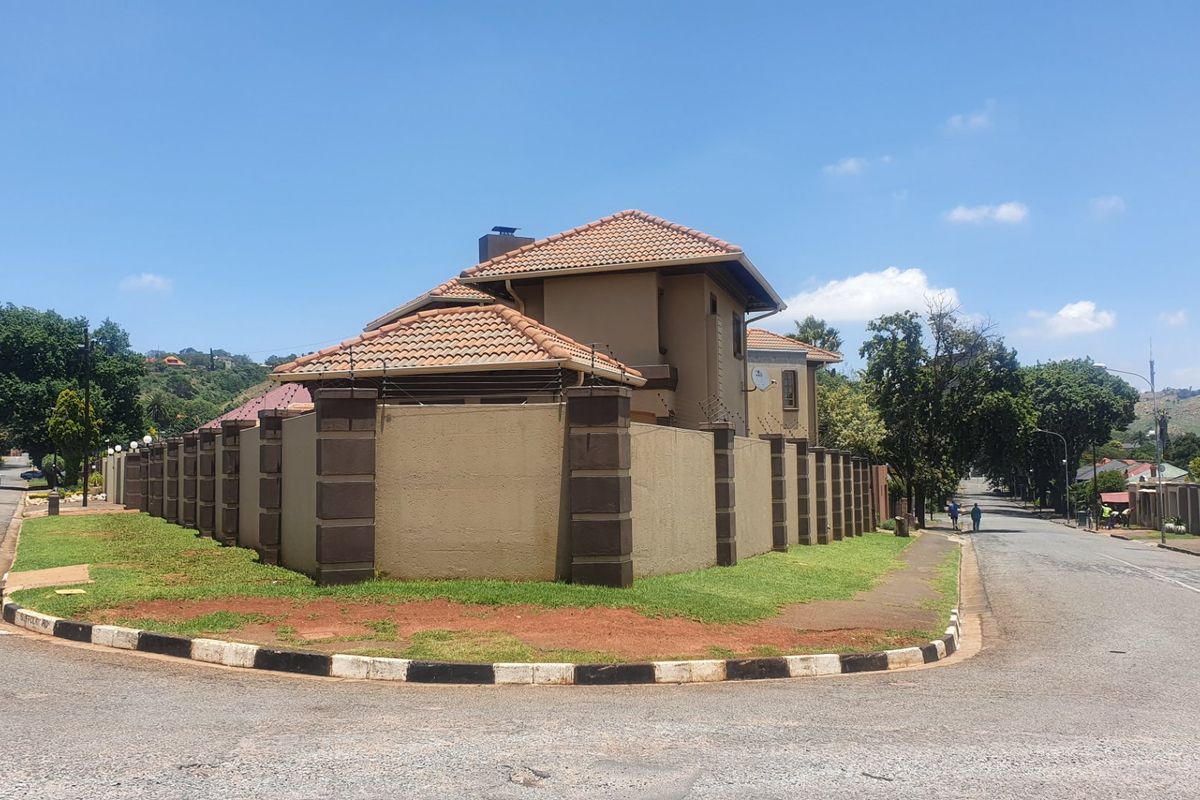 Newly built modern family home in Kensington - Photo 2