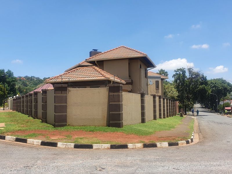 Newly built modern family home in Kensington - Photo 2