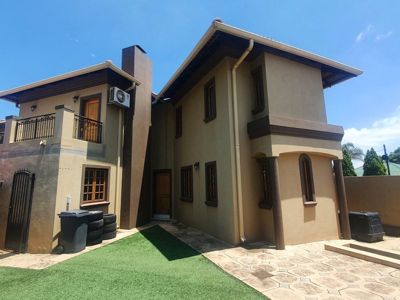 Newly built modern family home in Kensington - Photo 9