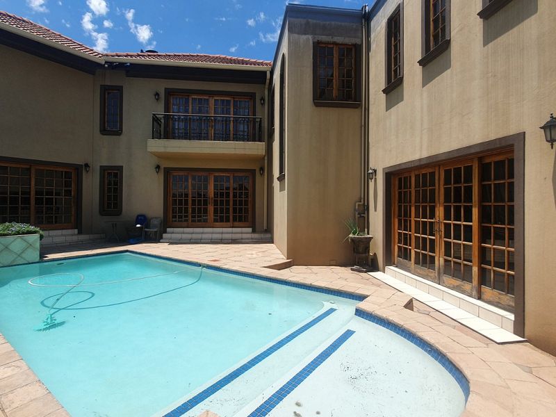 Newly built modern family home in Kensington - Photo 3