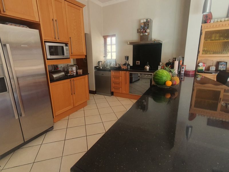 Newly built modern family home in Kensington - Photo 7