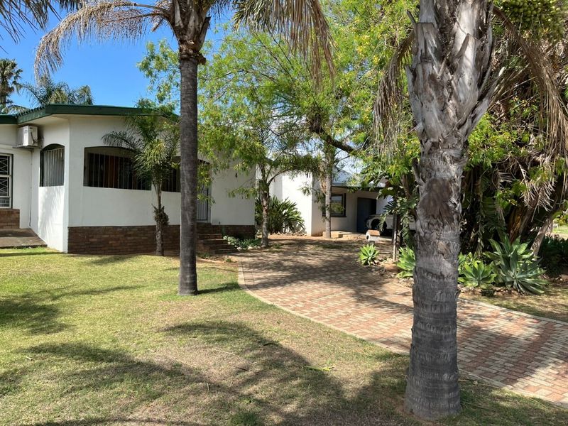 Perfect for families or those who love to entertain. - Photo 2