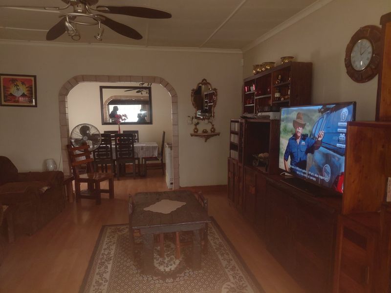 Solid family home in Sasolburg. - Photo 5