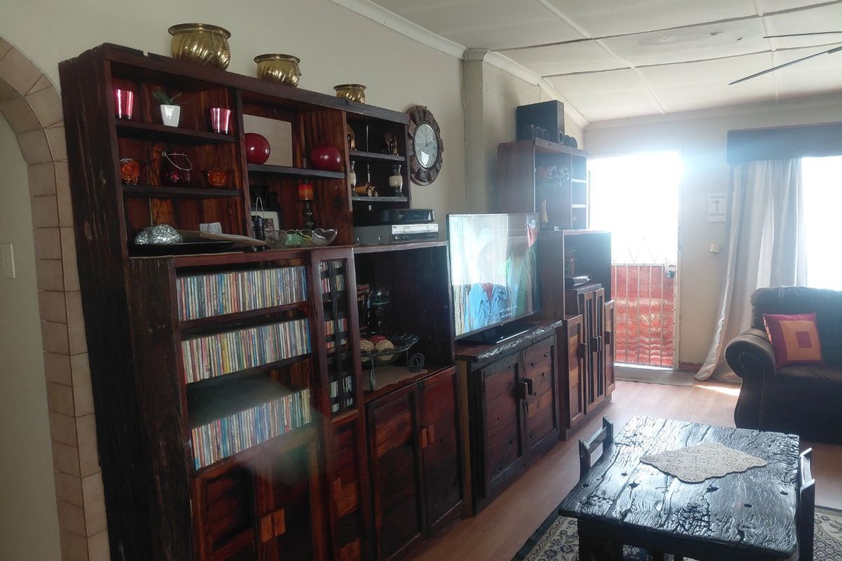 Solid family home in Sasolburg. - Photo 4