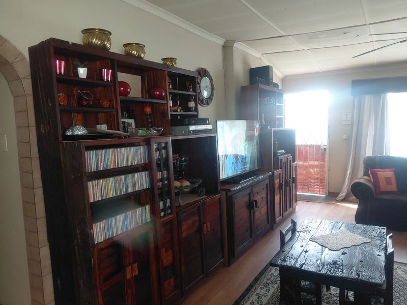 Solid family home in Sasolburg. - Photo 4