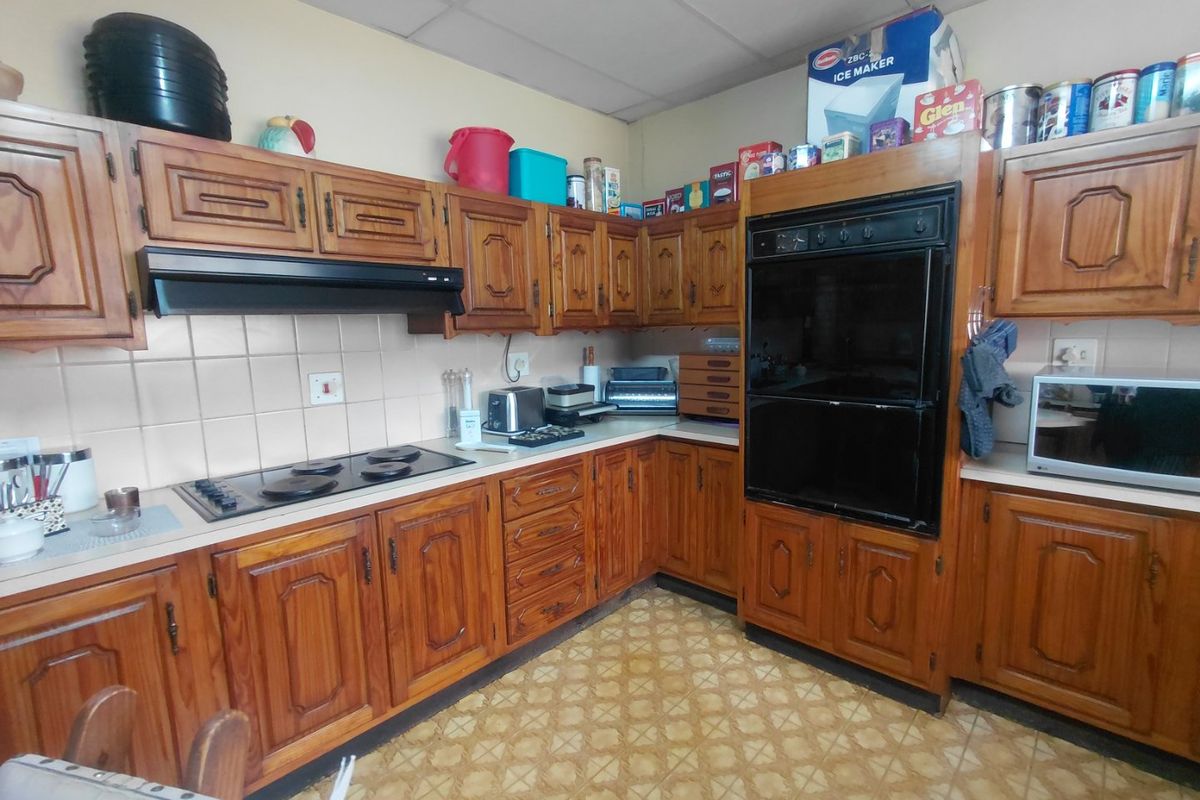 Solid family home in Sasolburg. - Photo 3