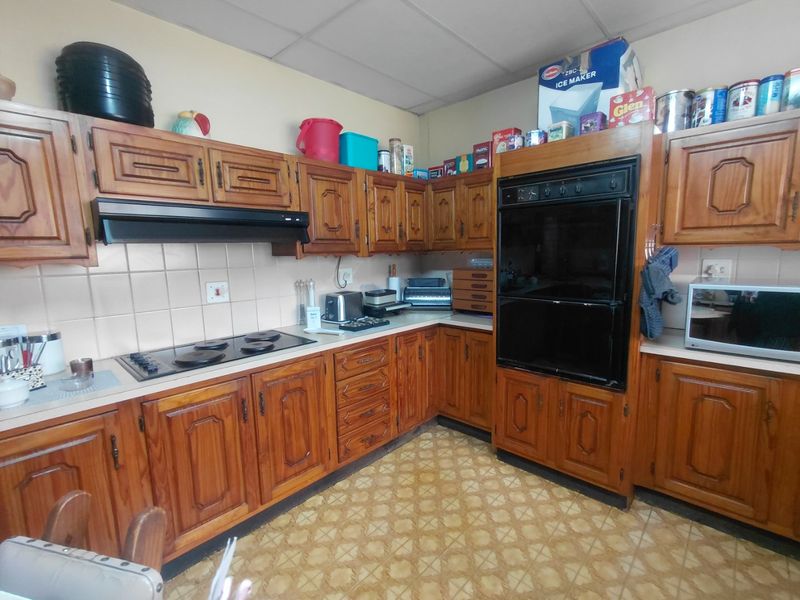 Solid family home in Sasolburg. - Photo 3