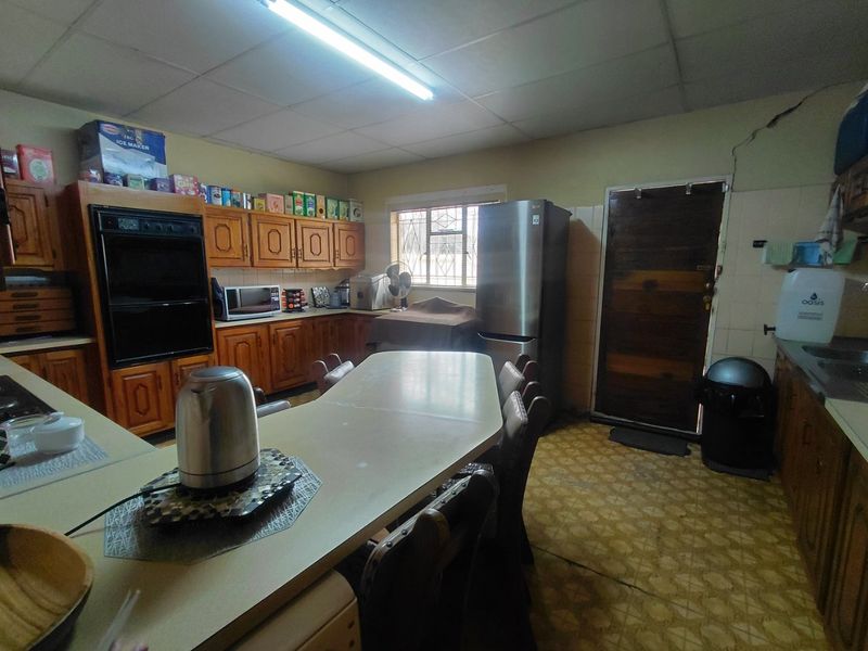 Solid family home in Sasolburg. - Photo 10