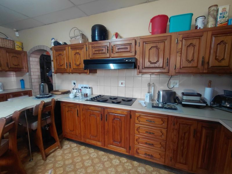 Solid family home in Sasolburg. - Photo 9