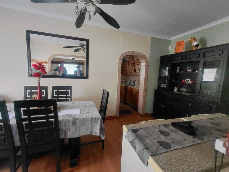 Solid family home in Sasolburg. - Photo 8