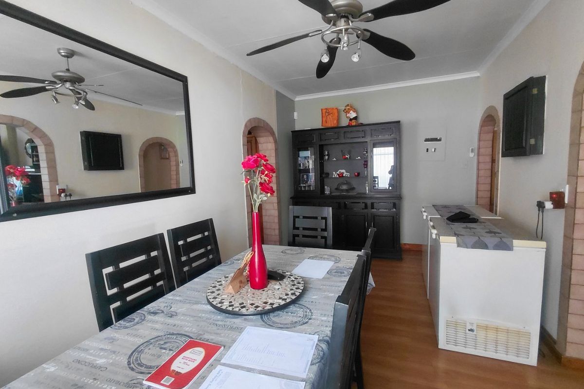 Solid family home in Sasolburg. - Photo 2