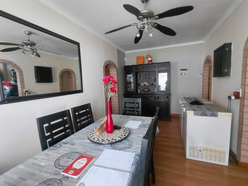 Solid family home in Sasolburg. - Photo 2