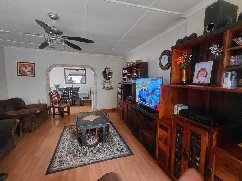 Solid family home in Sasolburg. - Photo 6