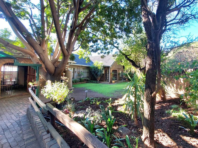 Charming Family Gem in Elandsrand, Brits  Don’t Miss Out! - Photo 2