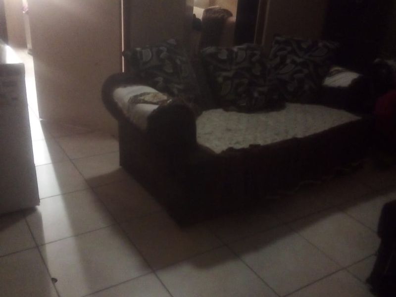 Spacious Doornfontein Home with City Views perfect for Student Accommodation - Photo 10