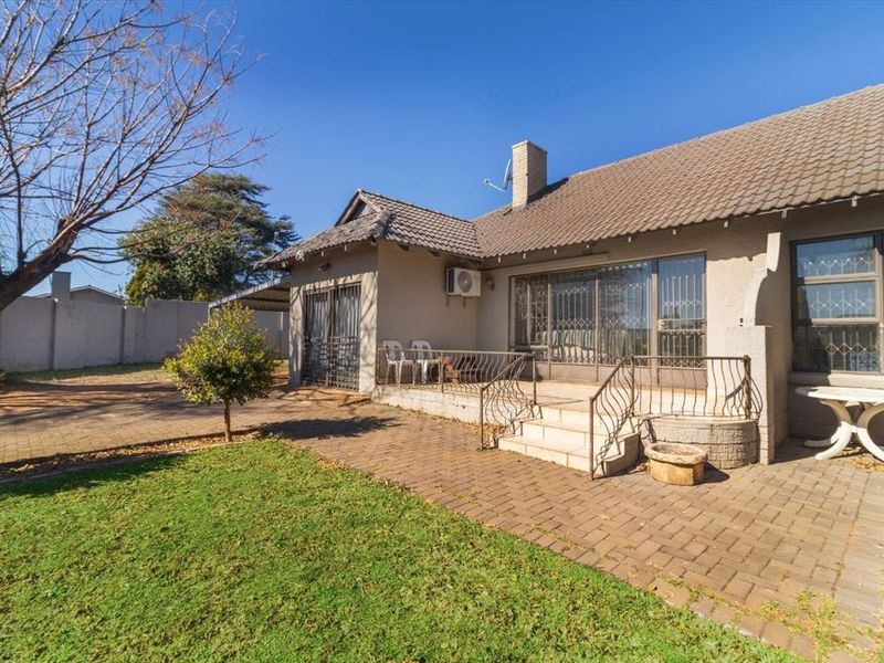 Spacious Family Home with Granny Flat and Modern Features - Photo 3