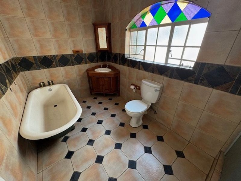 Elegant Family Home with Pool and Modern Amenities - Photo 10