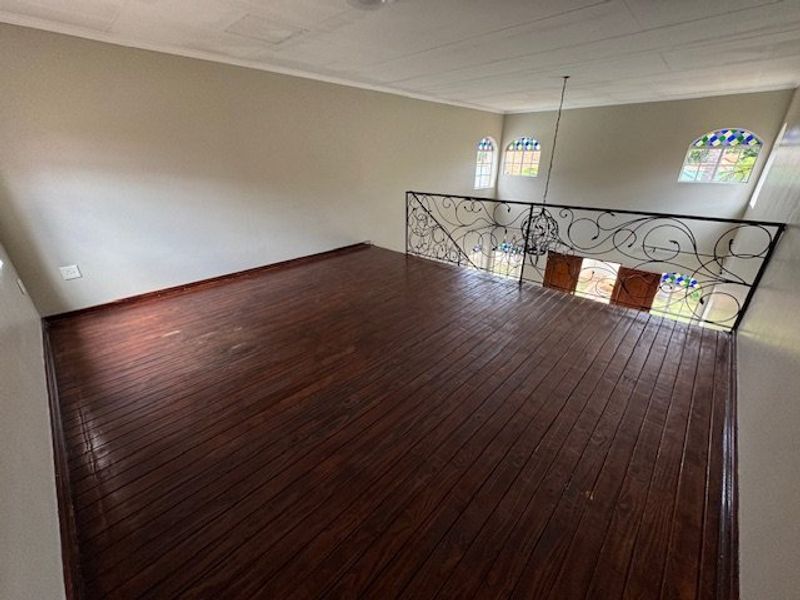 Elegant Family Home with Pool and Modern Amenities - Photo 7