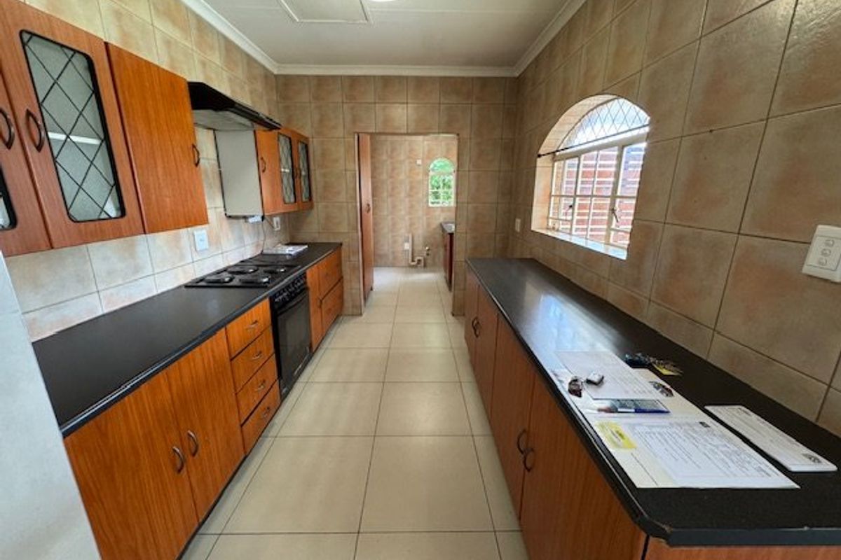 Elegant Family Home with Pool and Modern Amenities - Photo 2