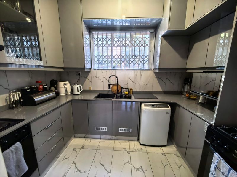 2.5 Bedrooms, 1.5 Bathrooms Apartment For Sale In Bulwer, Berea, Durban - Photo 2