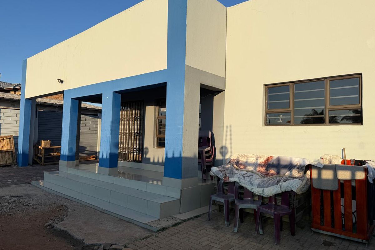 Neat as a Pin Family Home for Sale – Nirvana - Photo 2