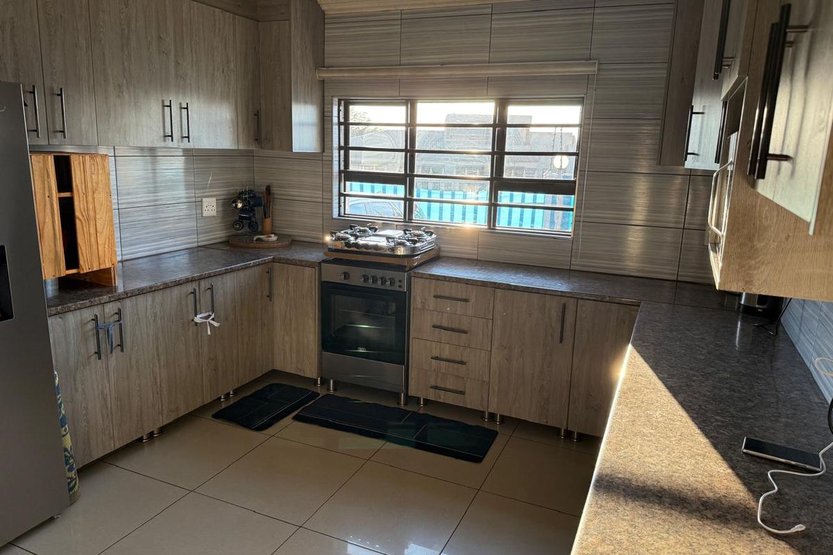 Neat as a Pin Family Home for Sale – Nirvana - Photo 3