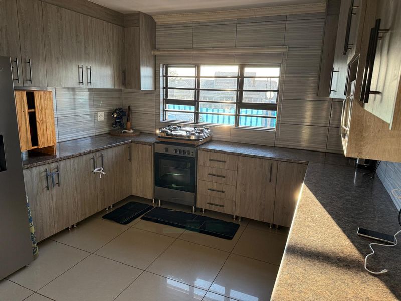 Neat as a Pin Family Home for Sale – Nirvana - Photo 3