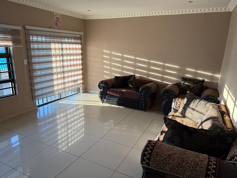 Neat as a Pin Family Home for Sale – Nirvana - Photo 8