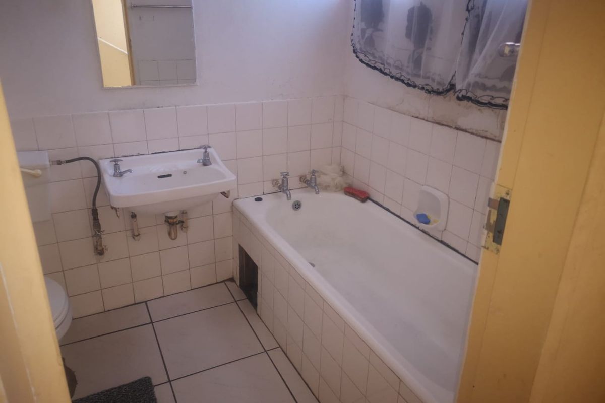 Secure & Spacious Duplex Living in Jeppestown - Photo 4