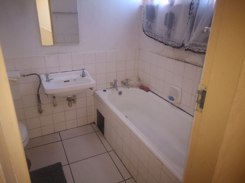 Secure & Spacious Duplex Living in Jeppestown - Photo 4