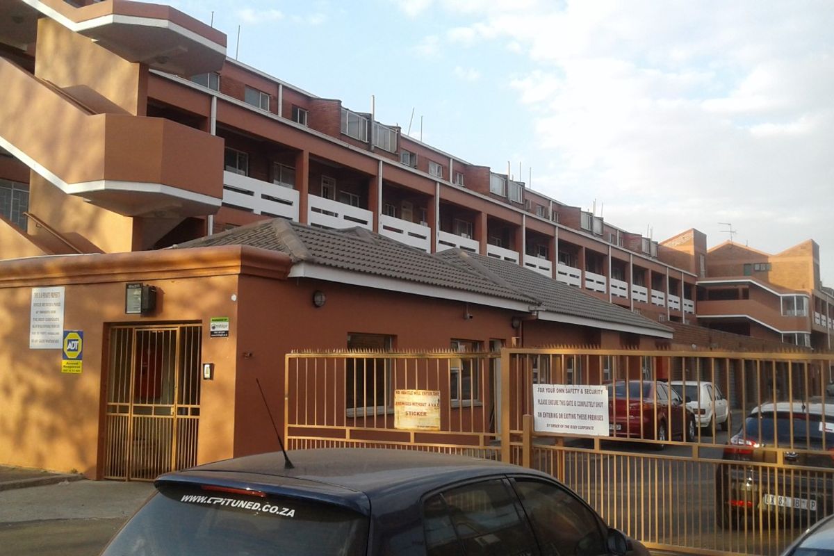 Secure & Spacious Duplex Living in Jeppestown - Photo 5