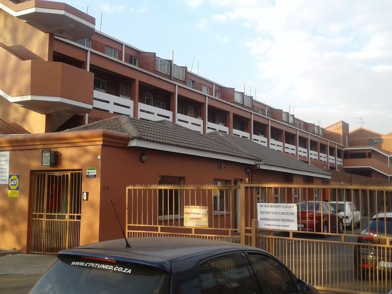 Secure & Spacious Duplex Living in Jeppestown - Photo 5