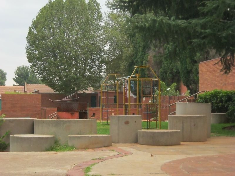 Ground Floor 3-Bedroom Duplex in Secure Jeppestown Complex - Photo 9