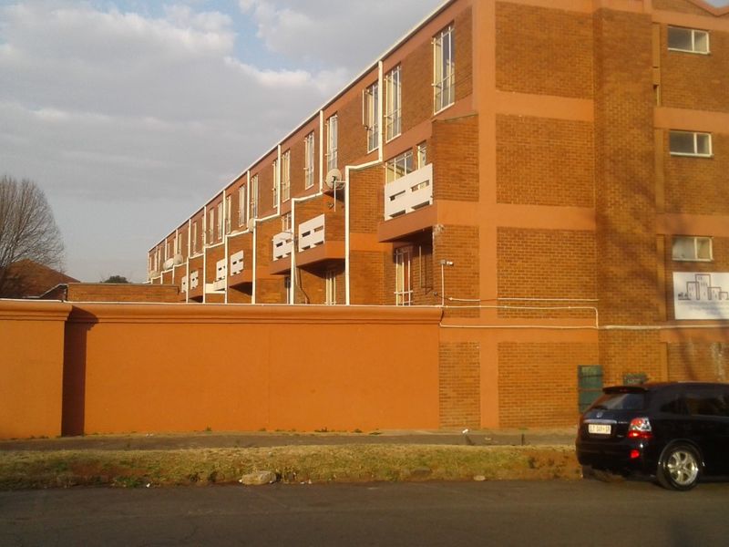 Ground Floor 3-Bedroom Duplex in Secure Jeppestown Complex - Photo 6