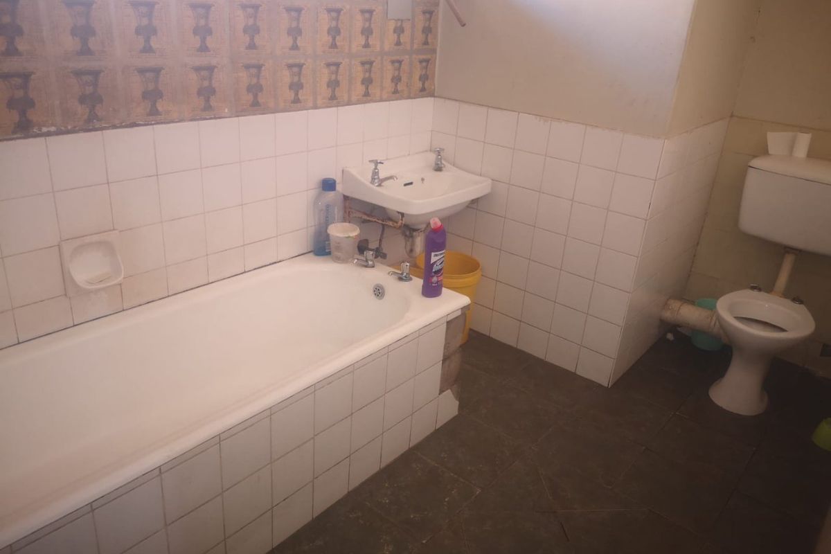 Ground Floor 3-Bedroom Duplex in Secure Jeppestown Complex - Photo 4