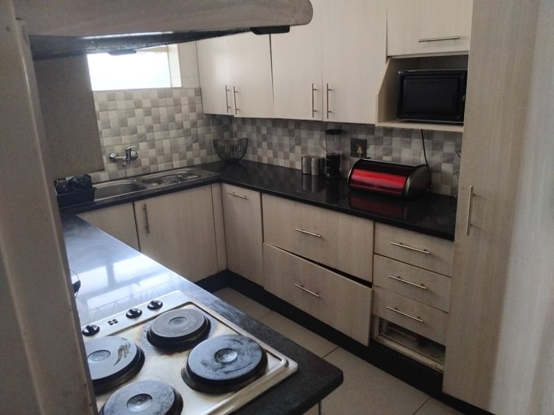 Spacious & Comfortable 2-Bedroom Unit in Lorentzville, Johannesburg - Photo 2