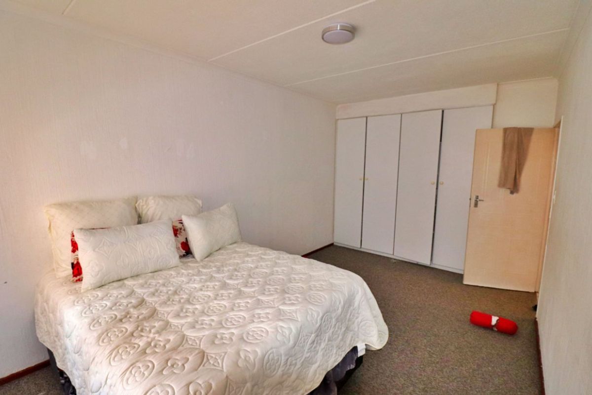 2 Bed Flat For Sale – Ground Floor Unit with Great Amenities - Photo 4