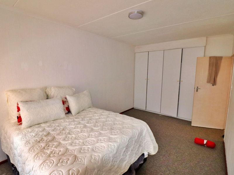 2 Bed Flat For Sale – Ground Floor Unit with Great Amenities - Photo 4