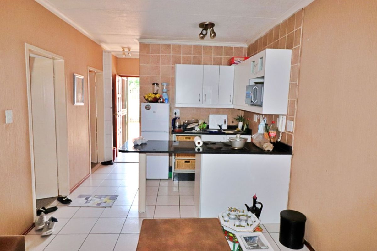 2 Bed Flat For Sale – Ground Floor Unit with Great Amenities - Photo 2