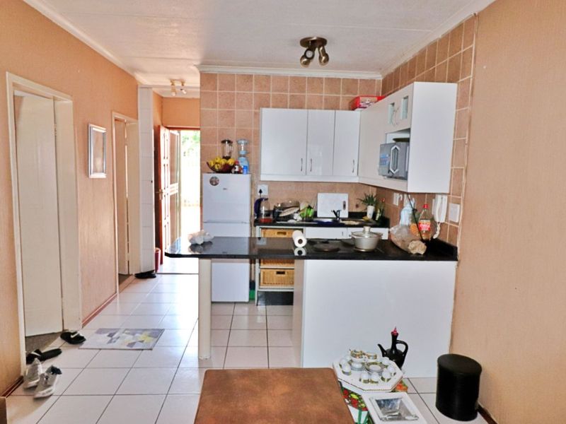 2 Bed Flat For Sale – Ground Floor Unit with Great Amenities - Photo 2