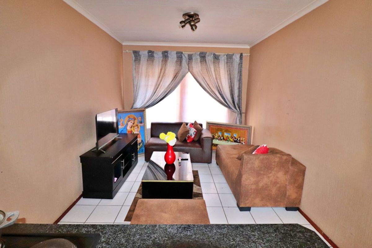 2 Bed Flat For Sale – Ground Floor Unit with Great Amenities - Photo 3