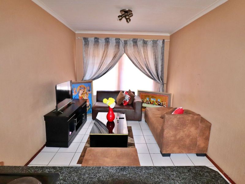 2 Bed Flat For Sale – Ground Floor Unit with Great Amenities - Photo 3