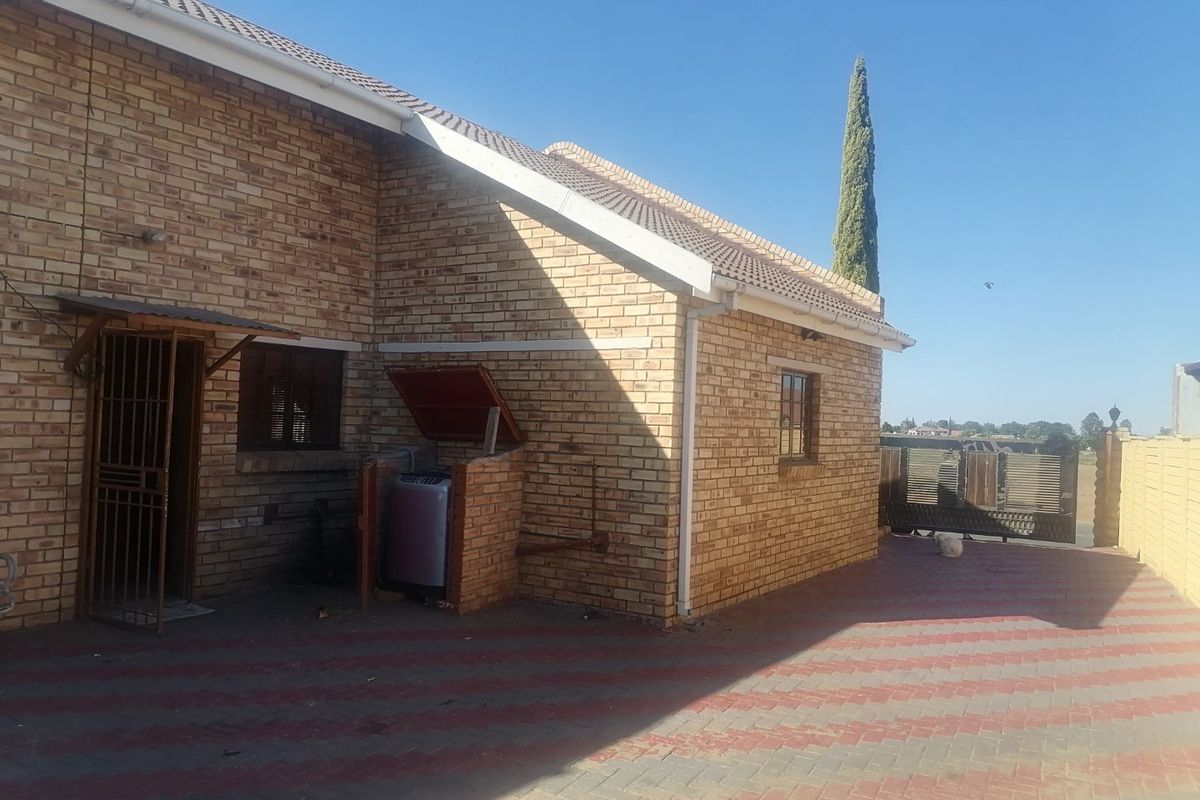 Stylish, Spacious & Secure — The Ideal Family Home Awaits - Photo 5